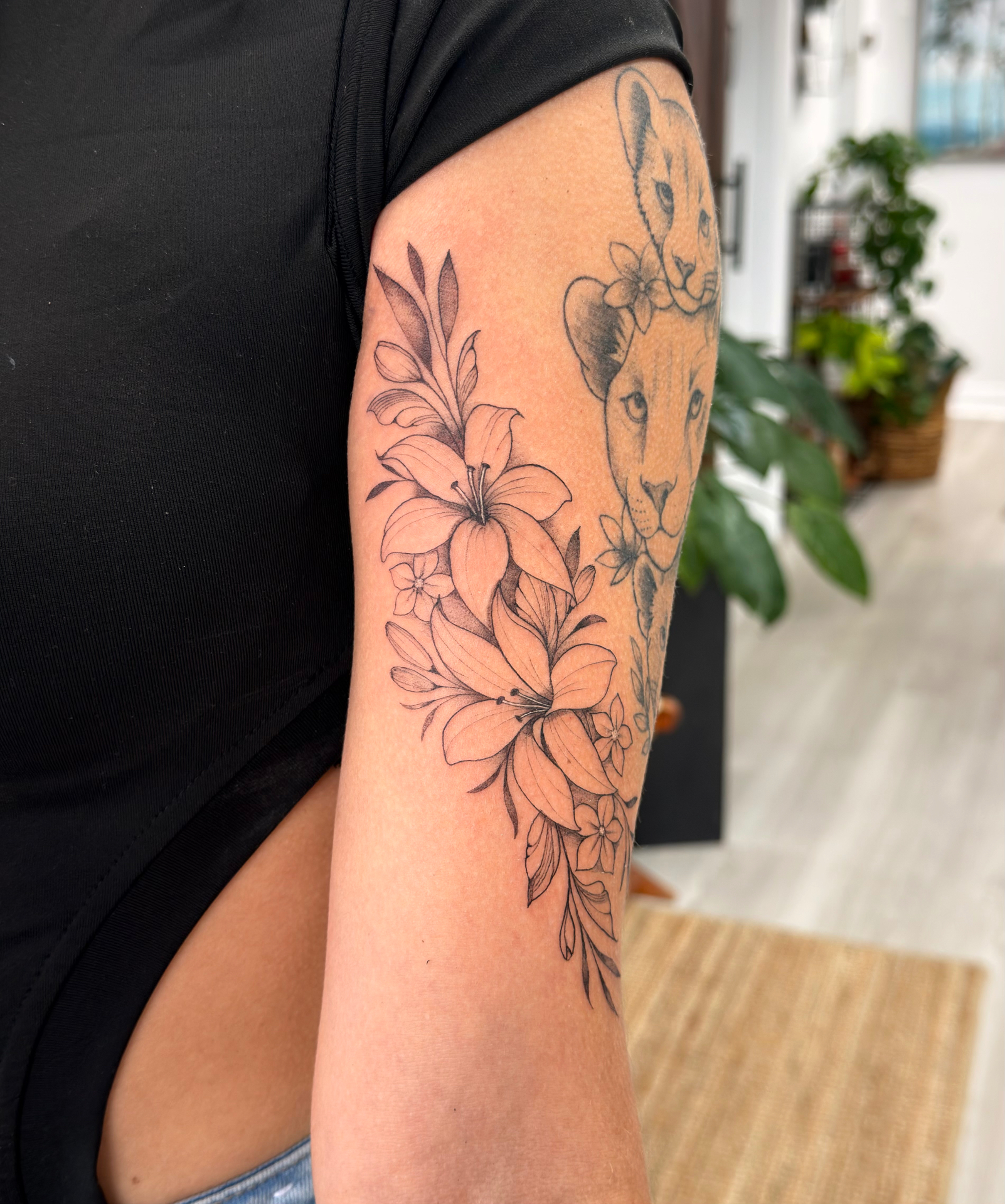 Lioness and lilies sleeve
